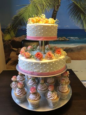 Hochzeitstorte mit Cupcakes…